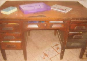 ESCRITORIO ANTIGUO CEDRO $.-