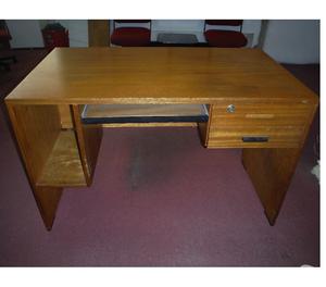Lote de 4 escritorios PC todo en madera. $ 600 cada uno.