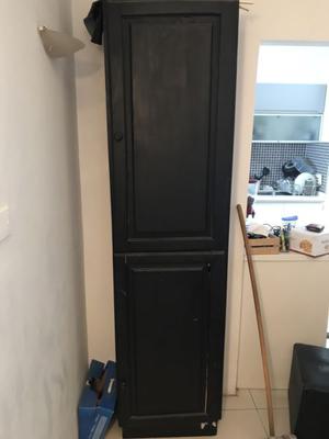 Mueble negro de madera con 2 puertas