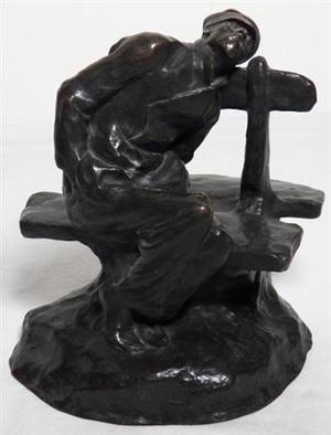Un homme assis sur un banc escultura en bronce