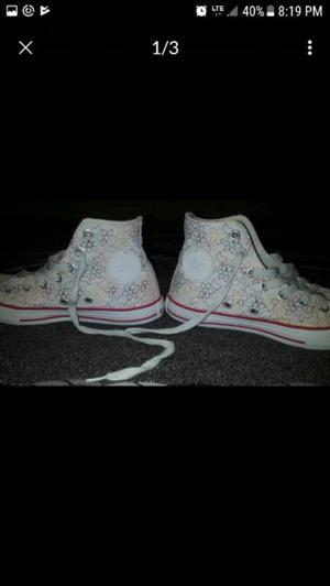 Zapatillas converse con flores bordadas