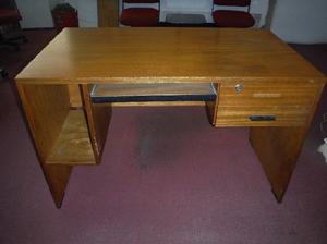 Lote de 4 escritorios PC íntegramente en madera. $600- cada