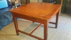 4sillas y una mesa madera