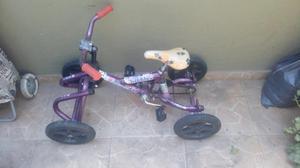 CUATRICICLO A PEDAL PARA NIÑO/A