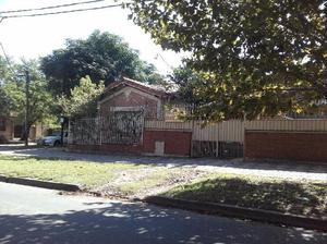 INTERESANTE CASA CÉNTRICA CON PARQUE, DESTINO COMERCIAL !!!