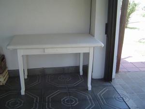 Mesa rectangular de madera en blanco