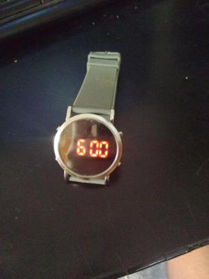 Reloj casi nuevo con plastico protector aún