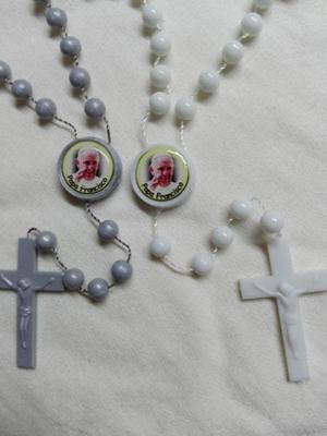 rosarios plasticos papa francisco