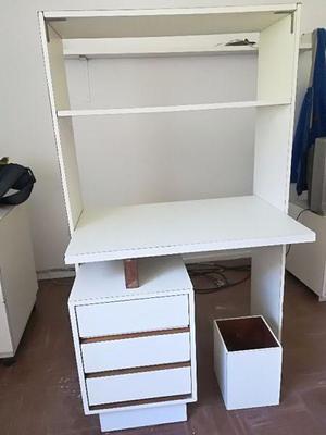 MUEBLE ESCRITORIO DE MADERA Y FORMICA CON ESTANTE Y CAJONES