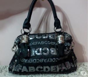 CARTERA SIMIL CUERO NEGRO CON HERRAJES Y LETRAS BRILLO NUEVA