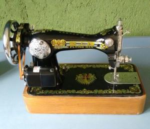 Máquina de coser antigua eléctrica