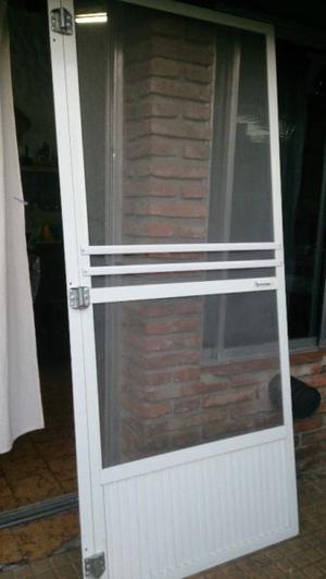 PUERTA CON MOSQUITERO