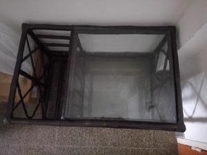 Mesa ratona tipo revistero de mimbre y vidrio