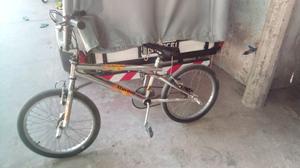 Bicicleta R20 con pedalines de regalo.