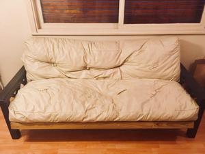 Cómodo futon de tres cuerpos usado