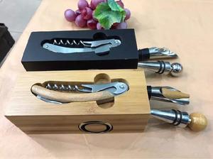 Set De Vino Tipo Lapicero Con 5 Accesorios En Madera