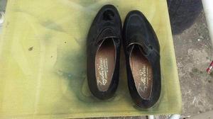 par de zapatos negros