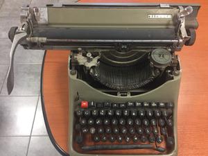 Máquina de escribir Olivetti usada