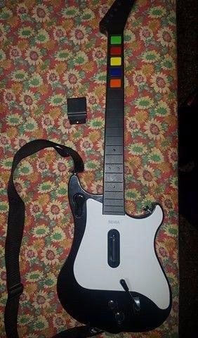 vendo accesorio para play dos guitarra precio 400