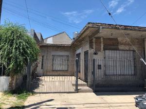 Alquiler casa 3 AMB al frente con entrada para auto - LANUS