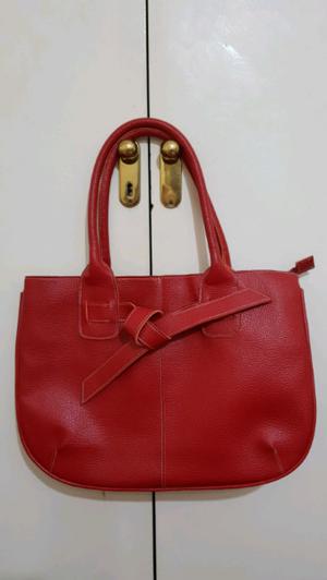 Cartera roja símil cuero