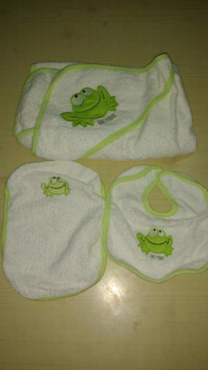 Conjunto de toalla, toallita y babero de bebe.