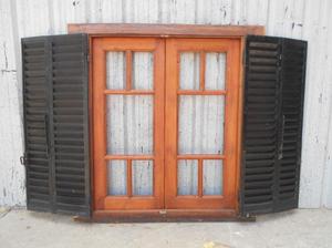 Cuatro ventanas de madera antigua cedro con celosías