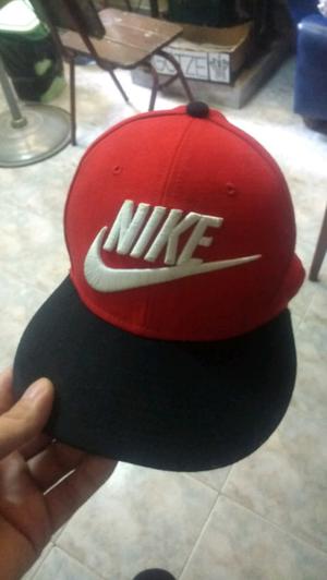Gorra Nike roja