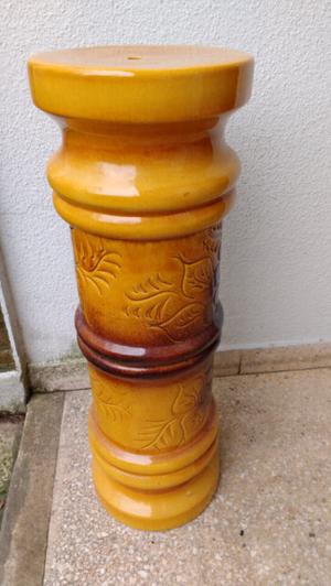 Antiguo pedestal de cerámica