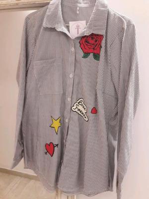 Camisa rayada con apliques