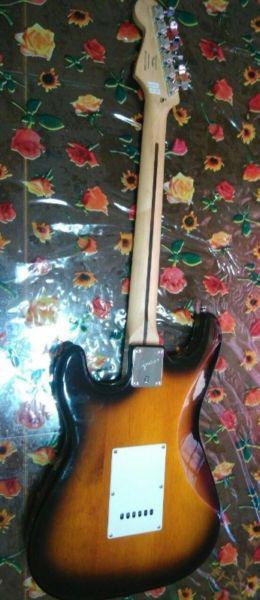 Guitarra fender squier strat bullet con funda, amplificador