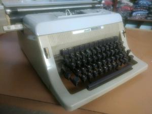 Máquina de escribir. OLIVETTI LÍNEA 88