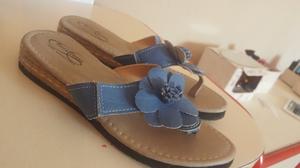 Sandalias azules nuevas