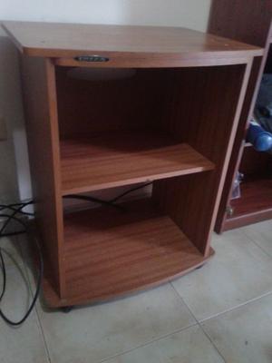 Vendo mesa para televisor de melamina color cedro con ruedas