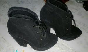 Vendo zapatos negros.