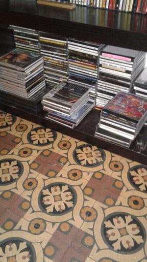 70 cajas de cds vacias y 150 cds para artesanias