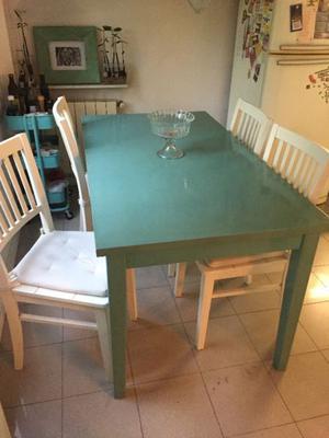 MESA DE MADERA CON 4 SILLAS