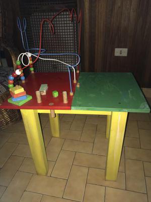 Mesa con pronos y otro juegos didácticos.