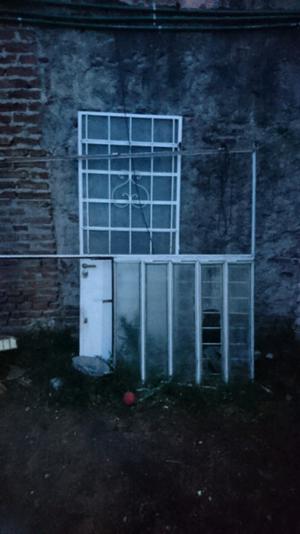 Vendo puerta antigua con ventana de chapa