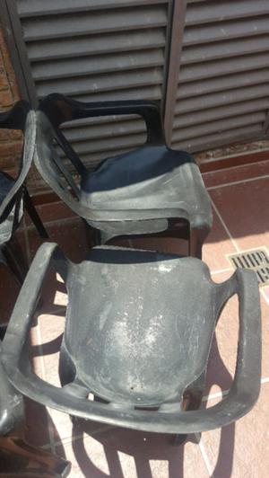 sillas plásticas negras