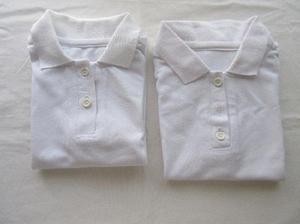 Dos remeras- chombas blancas de uniforme escolar, muy pocas