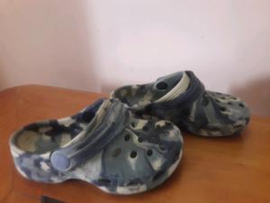 Tipo Crocs verde camuflado talle 