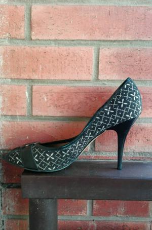 Zapatos VIA UNO. 40. Taco aguja.