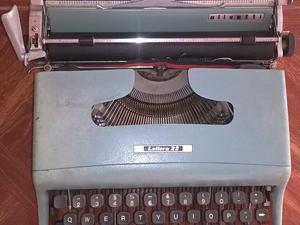 maquina de escribir marca olivetti