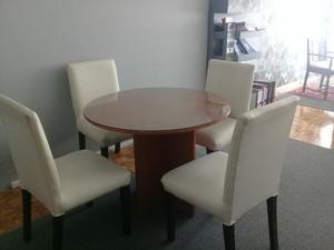 mesa de oficina con vidrio y 4 sillas