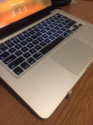 MacBook Pro remato, con Magic Mouse, y disco solido