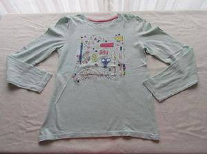 Remera de mangas largas, color verde agua, con dibujo, marca