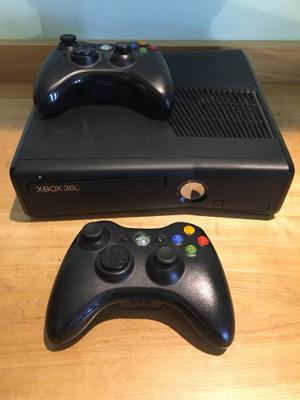 Xbox 360 Slim Chipeada + 2 Joysticks
