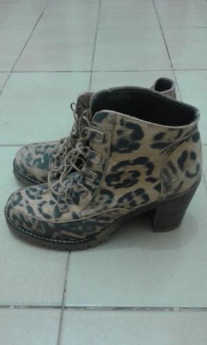 Botinetas animal print nro 38. Casi nuevas poco uso.