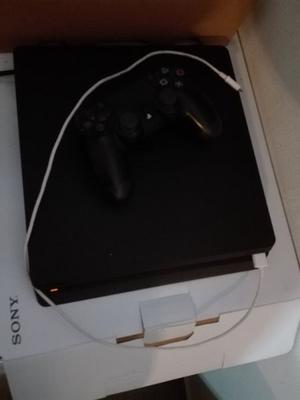 Vendo PS4 Casi nueva con 1 joystick y 4 juegos